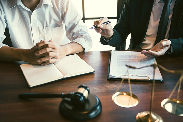 چالش‌های حقوقی و استانداردهای جهانی