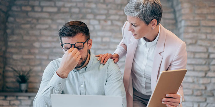  فقدان تحلیل انتقادی و سطحی‌نگری
