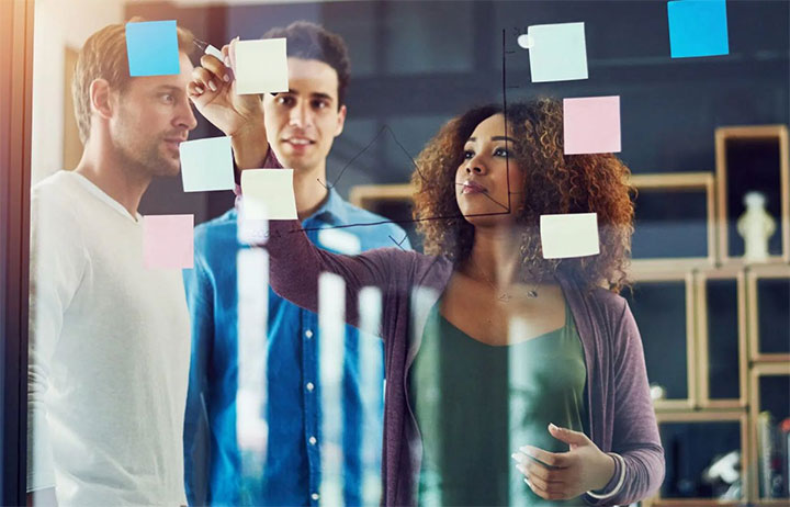 کار بر روی نسخه‌های مختلف و اعمال هوشمند اختلاف‌ها